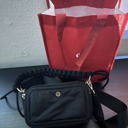 Womans lululemon cross body bag 