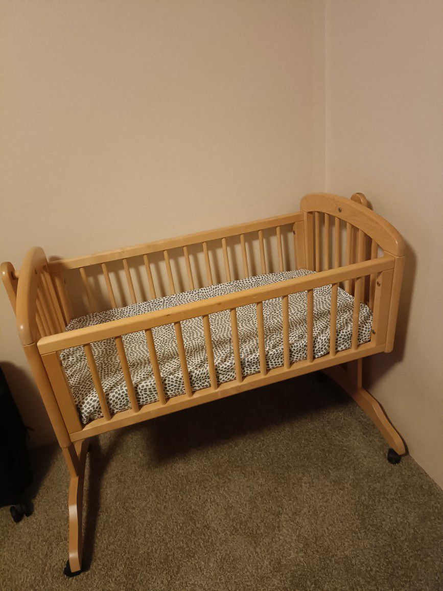 Mini Crib. Baby Cradle