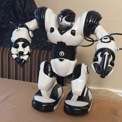 WowWee Robosapien Robot 2004 Model 8081 Tested Works (No Remote)