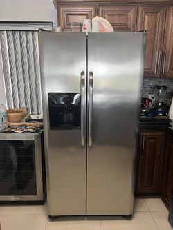 Frigidaire 25.6 CuFt 36" Standard Depth Side by Side Refrigerator in Stainless Steel