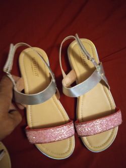 Dos Pares De Chanclas Para Niña Talla 4 En Buen Estado Mi Hija Las Uso Cómo 3 Veces  $10 Por Las Dos 