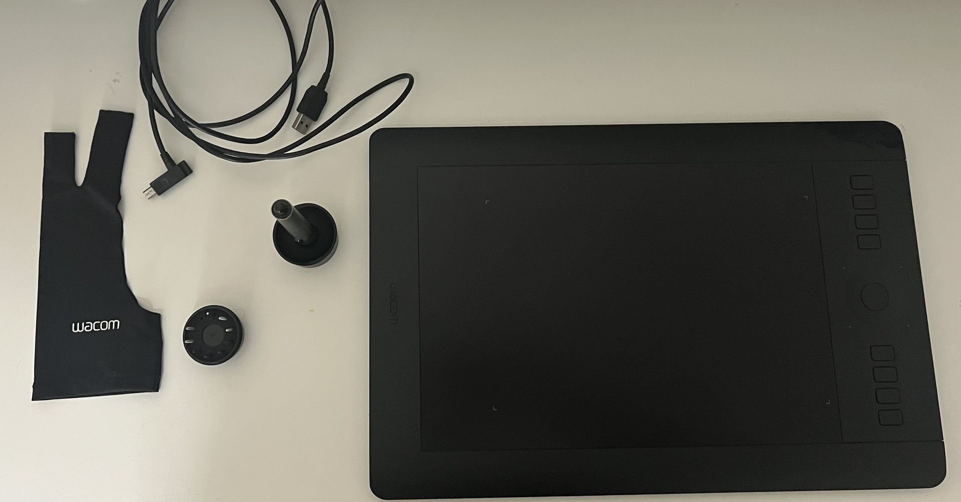 Wacom Intuos Pro Pen and Touch Tablet, Medium (PTH651)