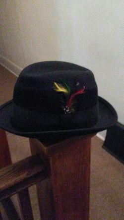 Side large 100% wool.Wore it twice and still in box.