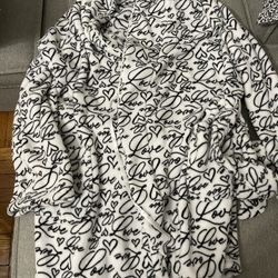 PINK Victoria's Secret Love All Over Print Plush Robe Sz M-L White/Black Used