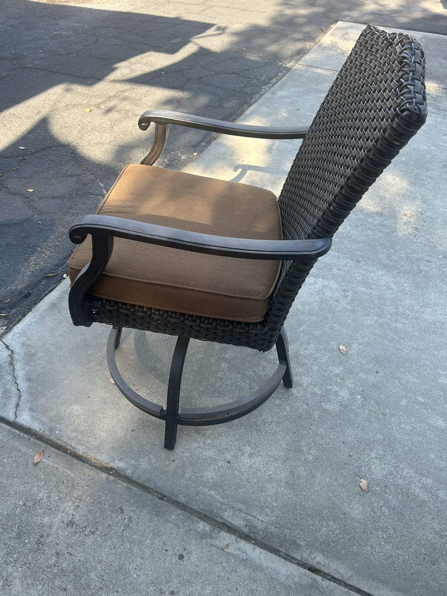 6 Patio chairs w/ cushion