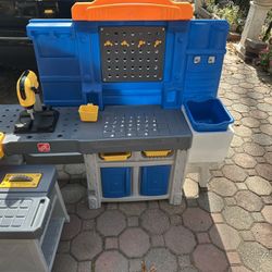 👷‍♂️ Little Builder’s Dream Workbench! – $50 (Holbrook) 🛠️