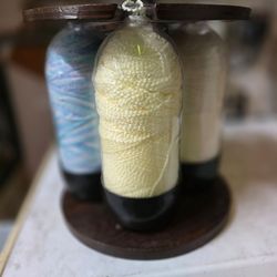 A yarn organizer and dispenser—specifically the And-et Yarn Glide model—designed expressly for crochet and knitting projects.
Capacity: Capable of hol