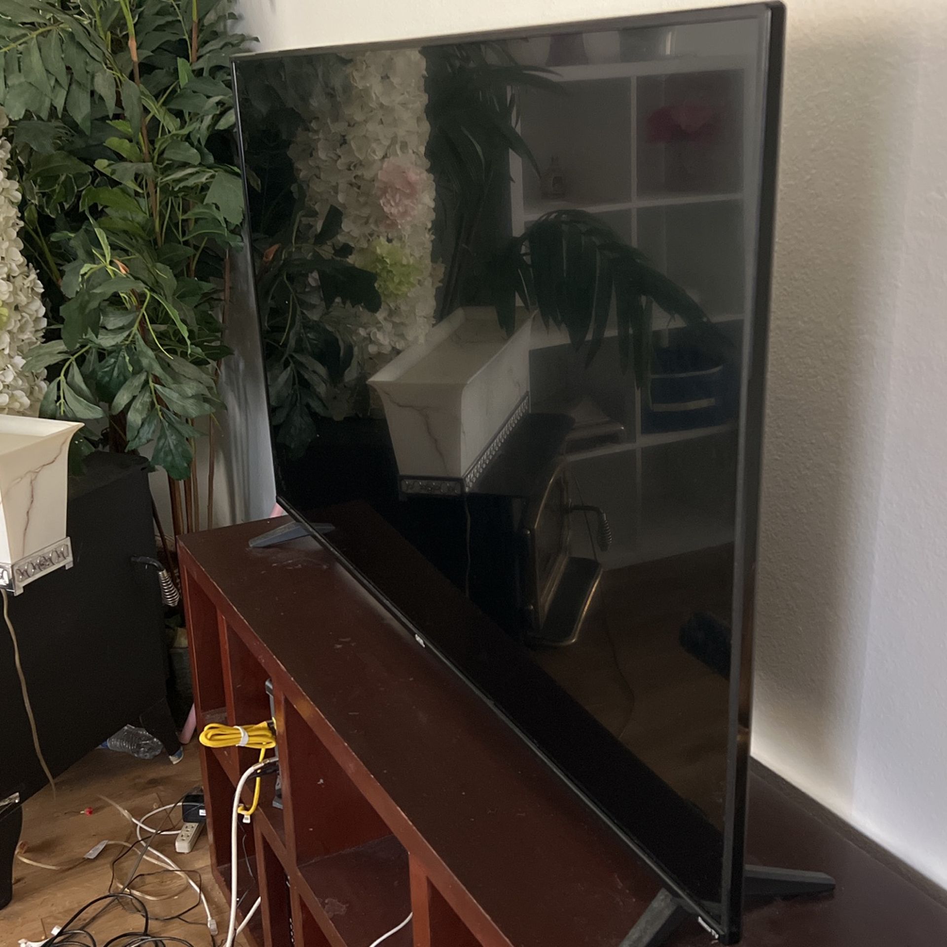 60” Flat Screen Roku TV