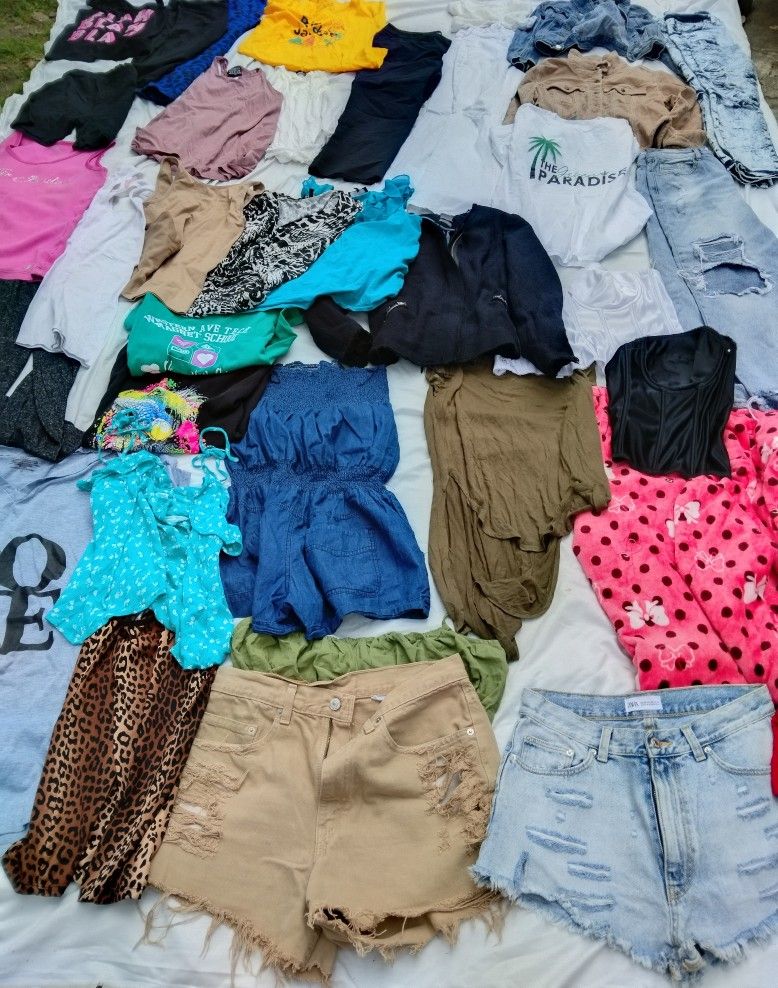 Bundle Of Clothes For Woman Size Medium 40 Ies Good Condition Mix Of Everything Lots Of Cute Clothes Asking $65 Obo 