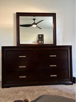 Bedroom furniture set