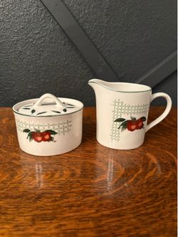 Apple creamer and sugar set