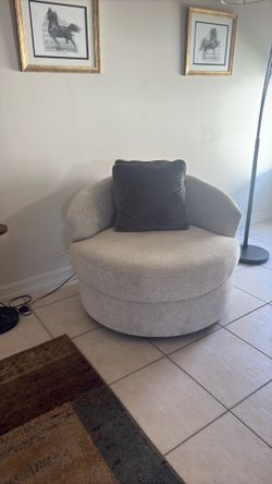 Stylish swivel chair very nice like new