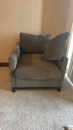 Modern Upholstered Club Armchair – Comfortable & Clean