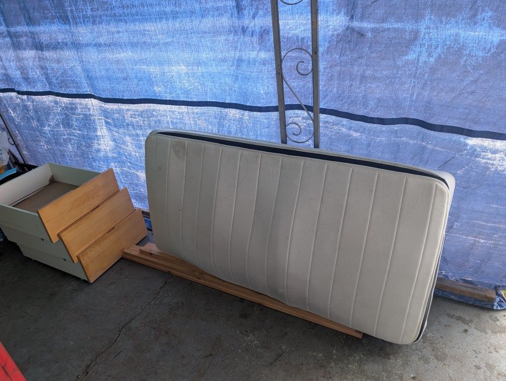 Twin Size Bedframe/Mattress