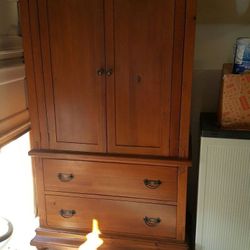 Entertainment armoire
