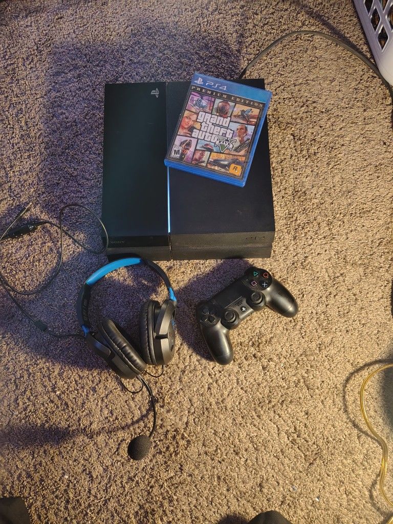 PLAYSTATION 4 W/2 CONTROLLERS & Ear Piece 1 Game Grand Theft Auto (HARDLY USED)