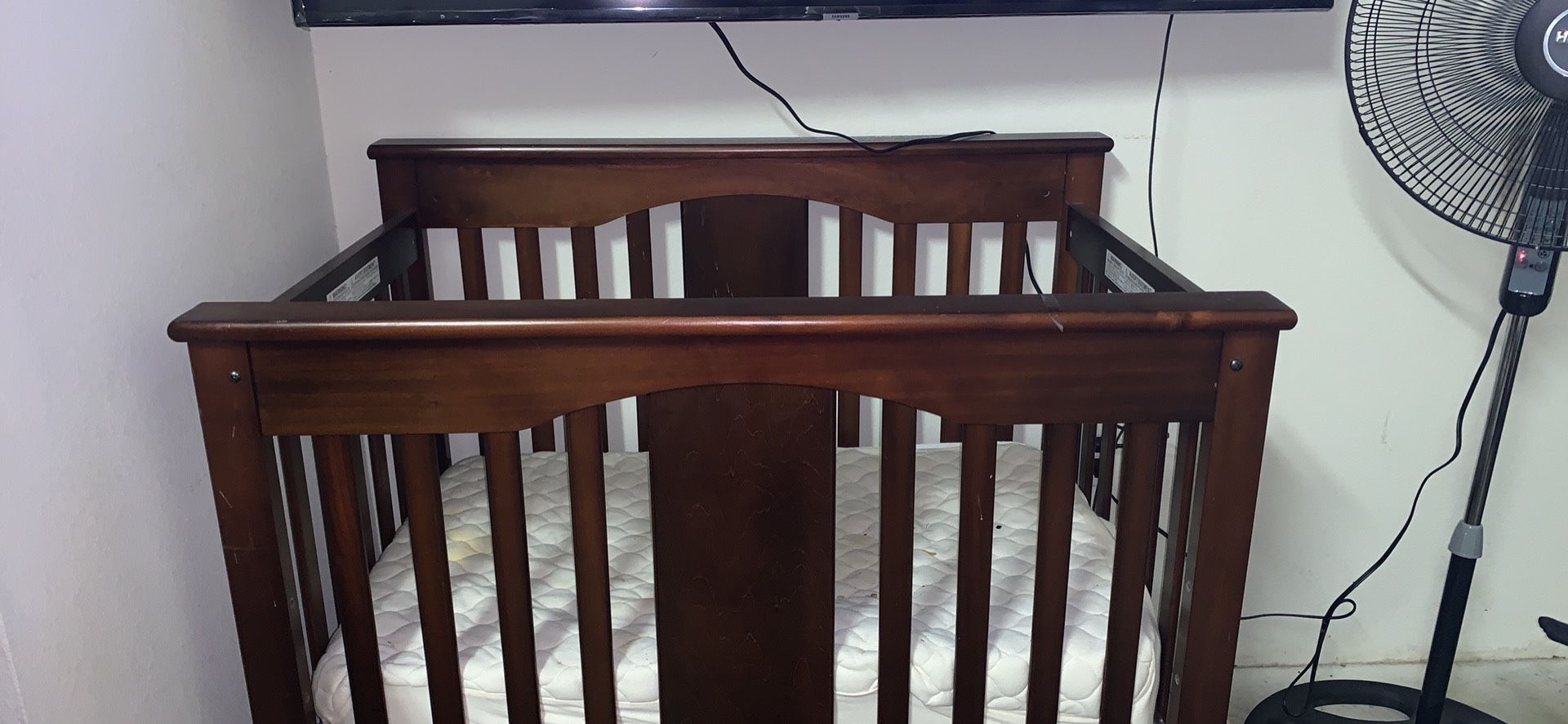 Crib / Changer combo with mattress and changing pad
