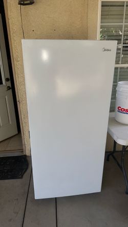 FREEZER AND REFRIGERATOR