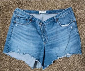 Abercrombie & Fitch Distressed Light Wash Denim Shorts Sz 18