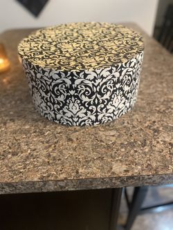 Nice Black And White Round Box For Decor  W/ White And Black Decor Balls 