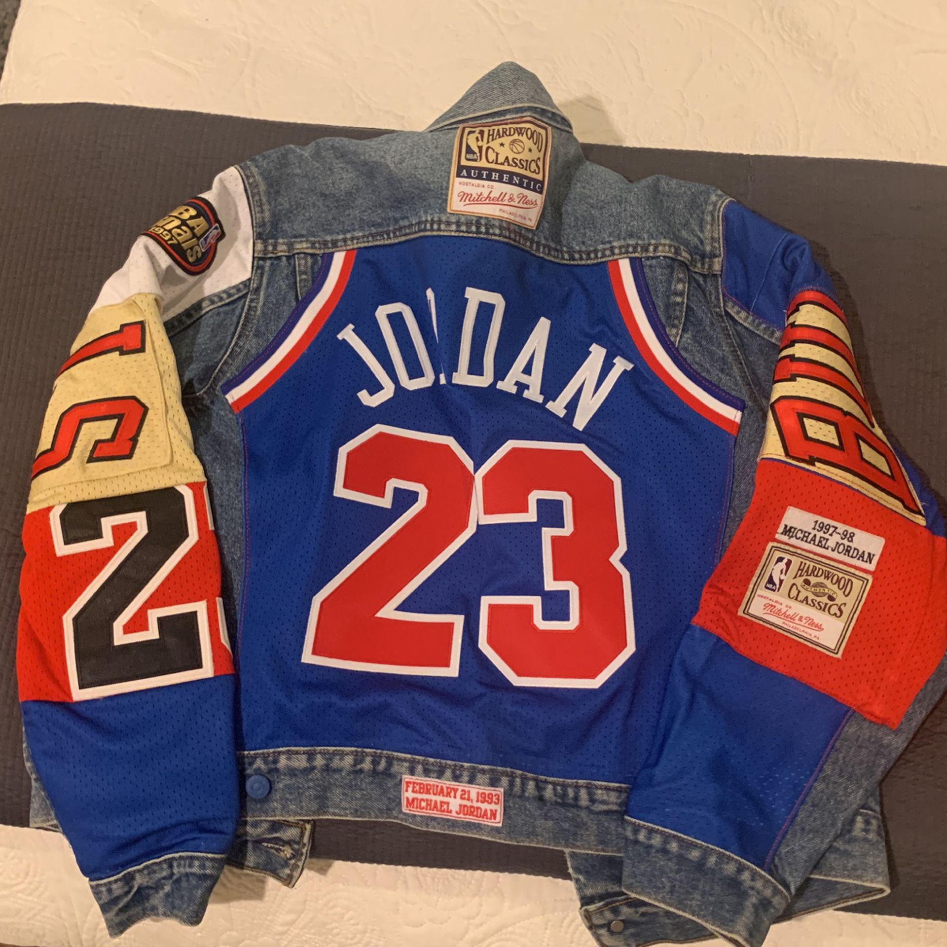 Levi NBA Chicago bulls Jean jacket for Sale in Mackinaw, IL - OfferUp