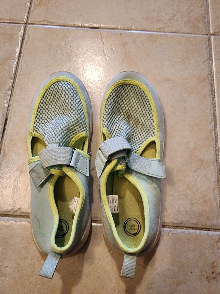 Kids water shoes size 2-3.