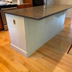 Kitchen Island With Quartz Top