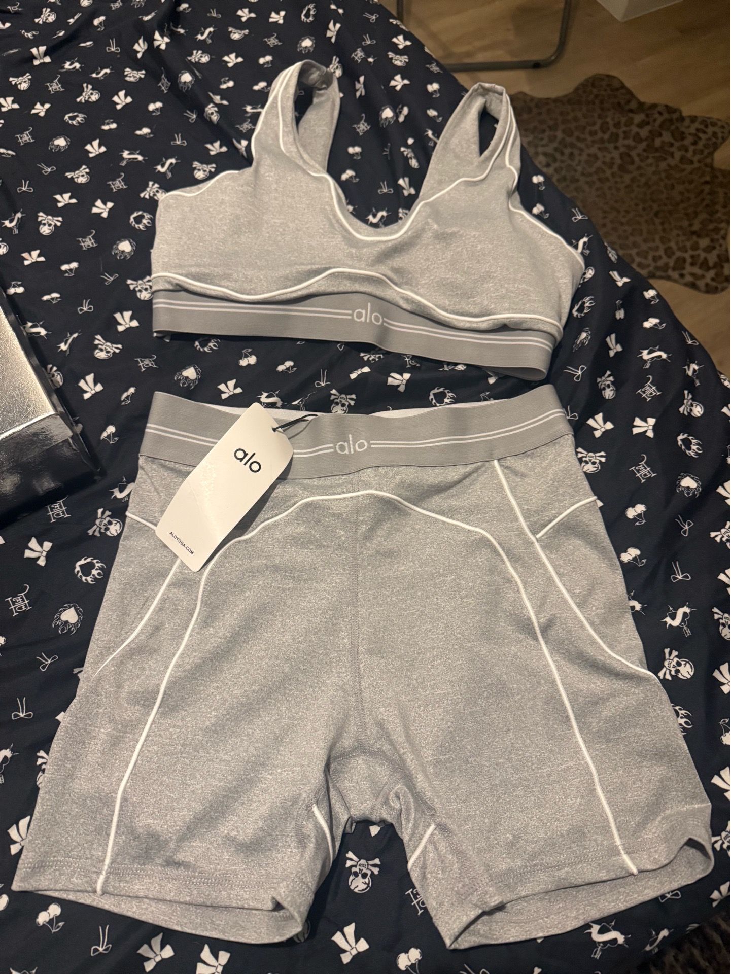 Alo set available brand new size xl but fits like a large..