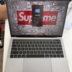 MacBook Pro with touch bar (13-inch, Four Thunderbolt 3 Ports)