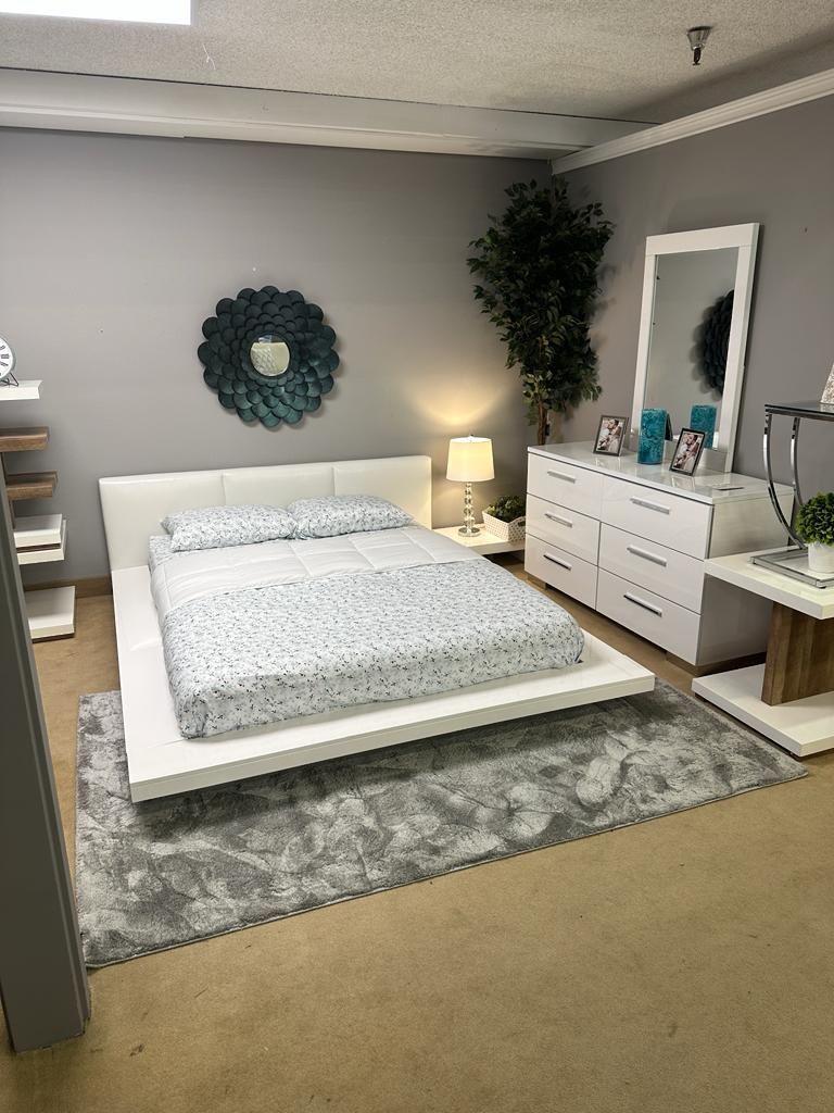 Christie White High Gloss Lacquer Queen Bedroom Set / 4pc