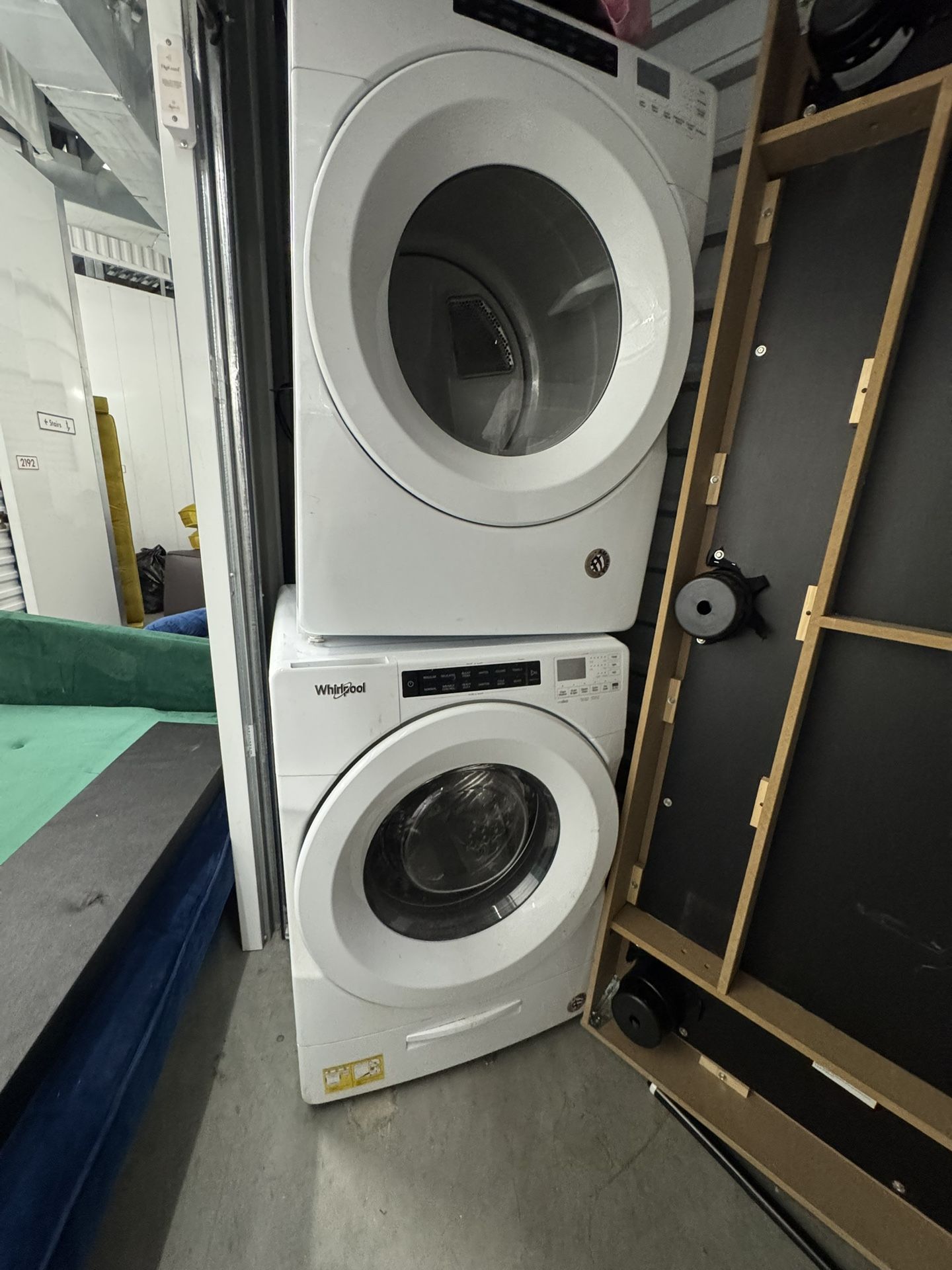Whirlpool WFW560CHW Washer And Dryer with 4.3 cu. ft. Capacity