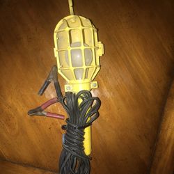 Drop Light 12 Volt With 1 Extra Bulb