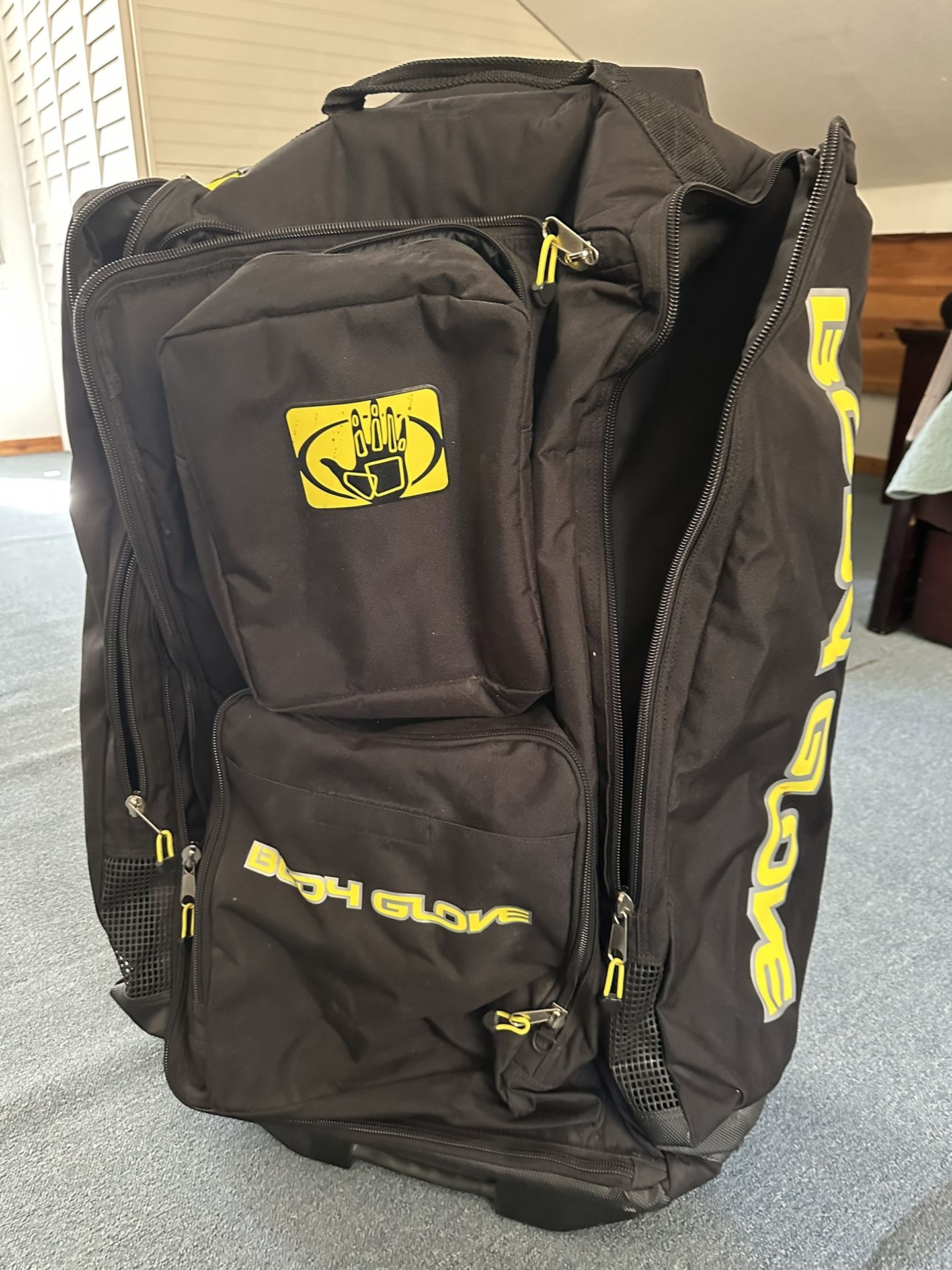 Body glove Scuba Roller Bag