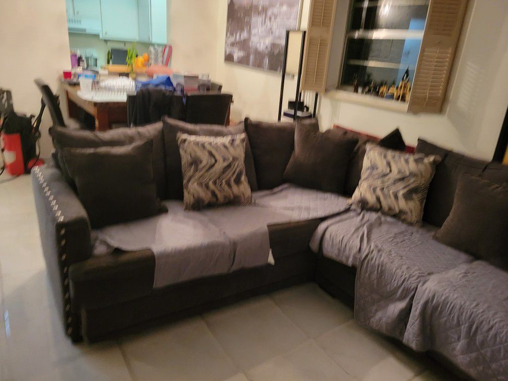 Like New Gray Sectional With Pillows And Cushions