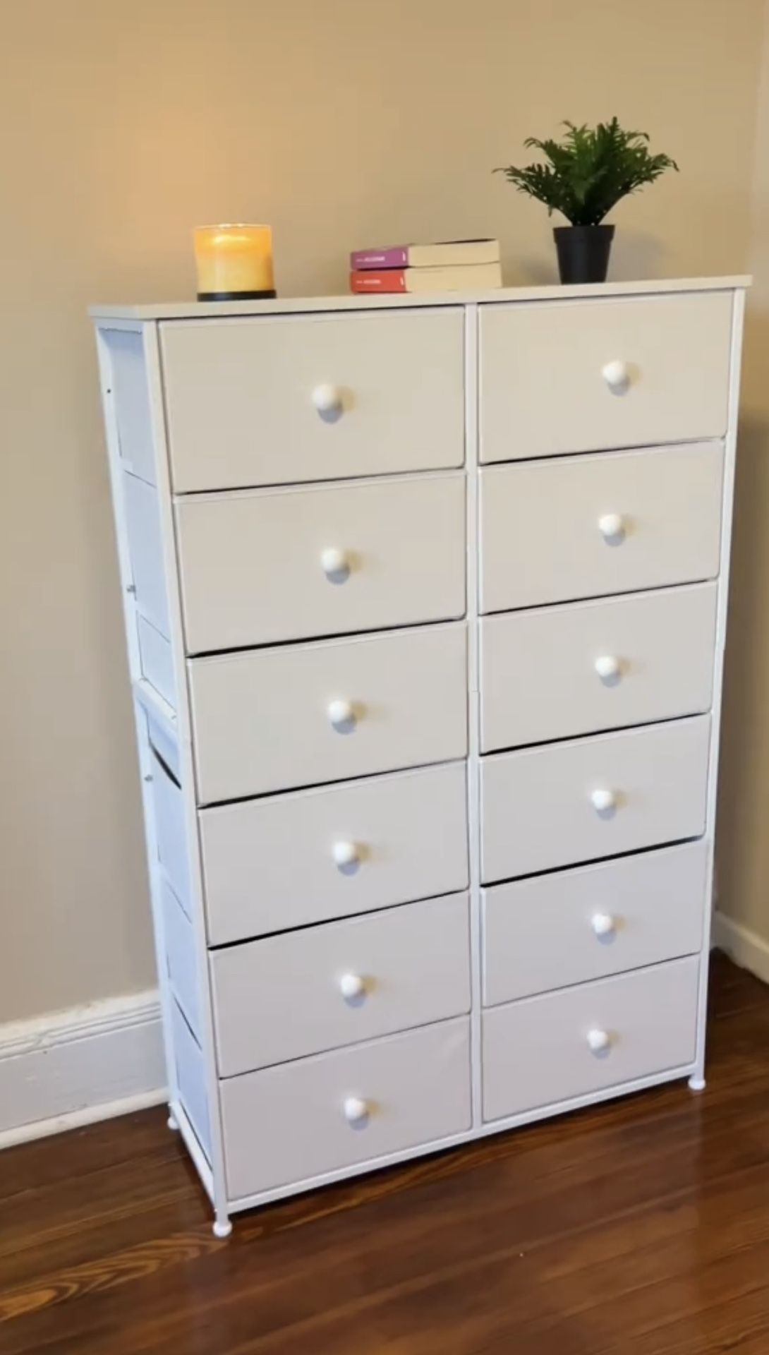 Dresser with 12 removable drawers. Disponible en Bayonne.