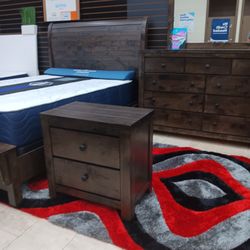 *Weekend Special*---Peter Stunning Queen Bedroom Sets---From $799---Delivery And Financing🫡