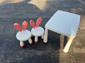 Kids table and chairs