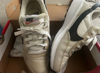 Women’s Nike waffle debut shoes