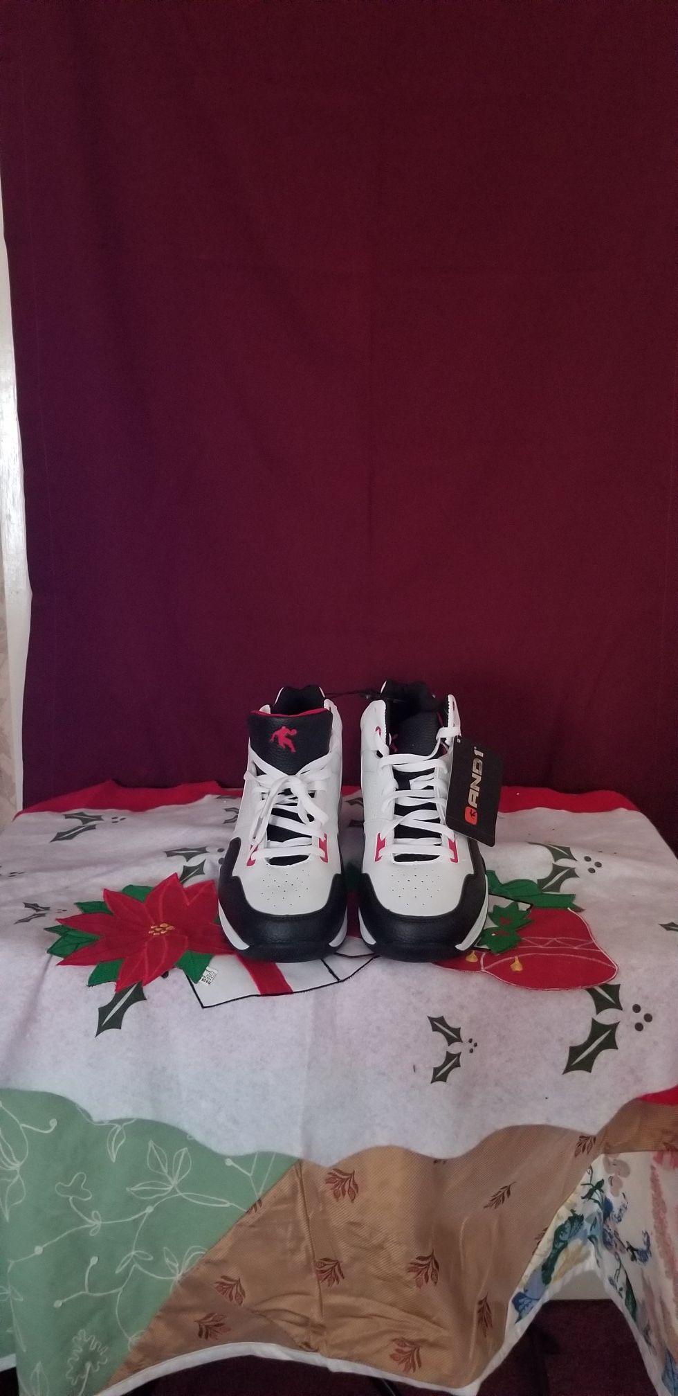 Tennis shoes