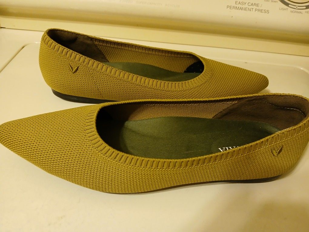 Vivaia Aria 5 Pointy Toe Olive Ballet Flats Size 39. Machine Washable.