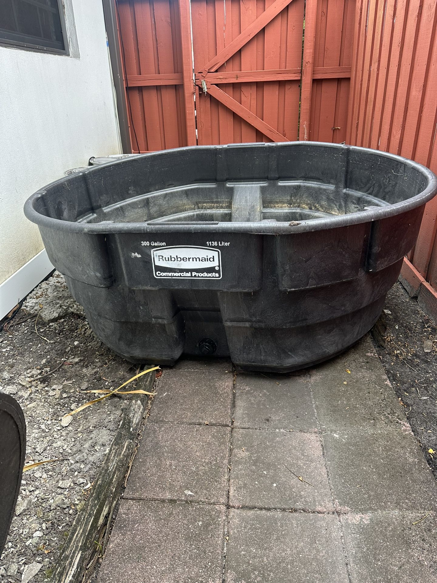 Rubbermaid 300 Gallon Stock Tank