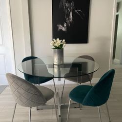 Round Dining room table w Chairs