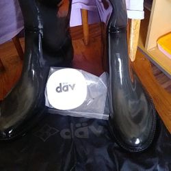 Great rain boots! Size 10. w/a bag