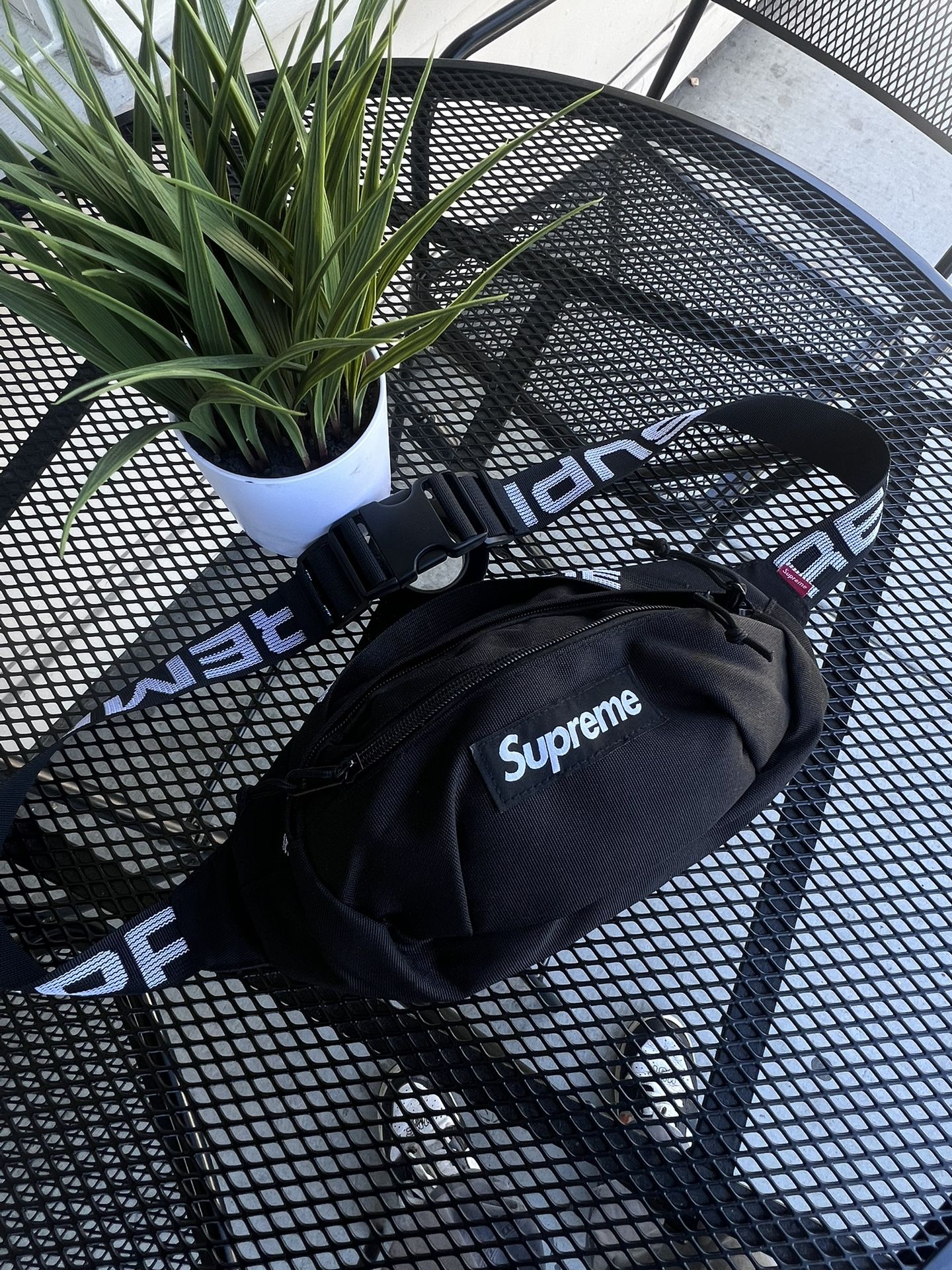 Supreme Shoulder Bag (Black)