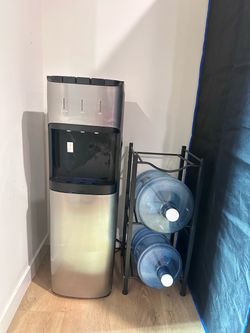 Water dispenser, jug stand, 4 water jugs