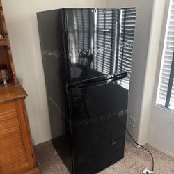 FREE Hotpoint Refrigerator And Freezer. PICK UP ONLY. FREE