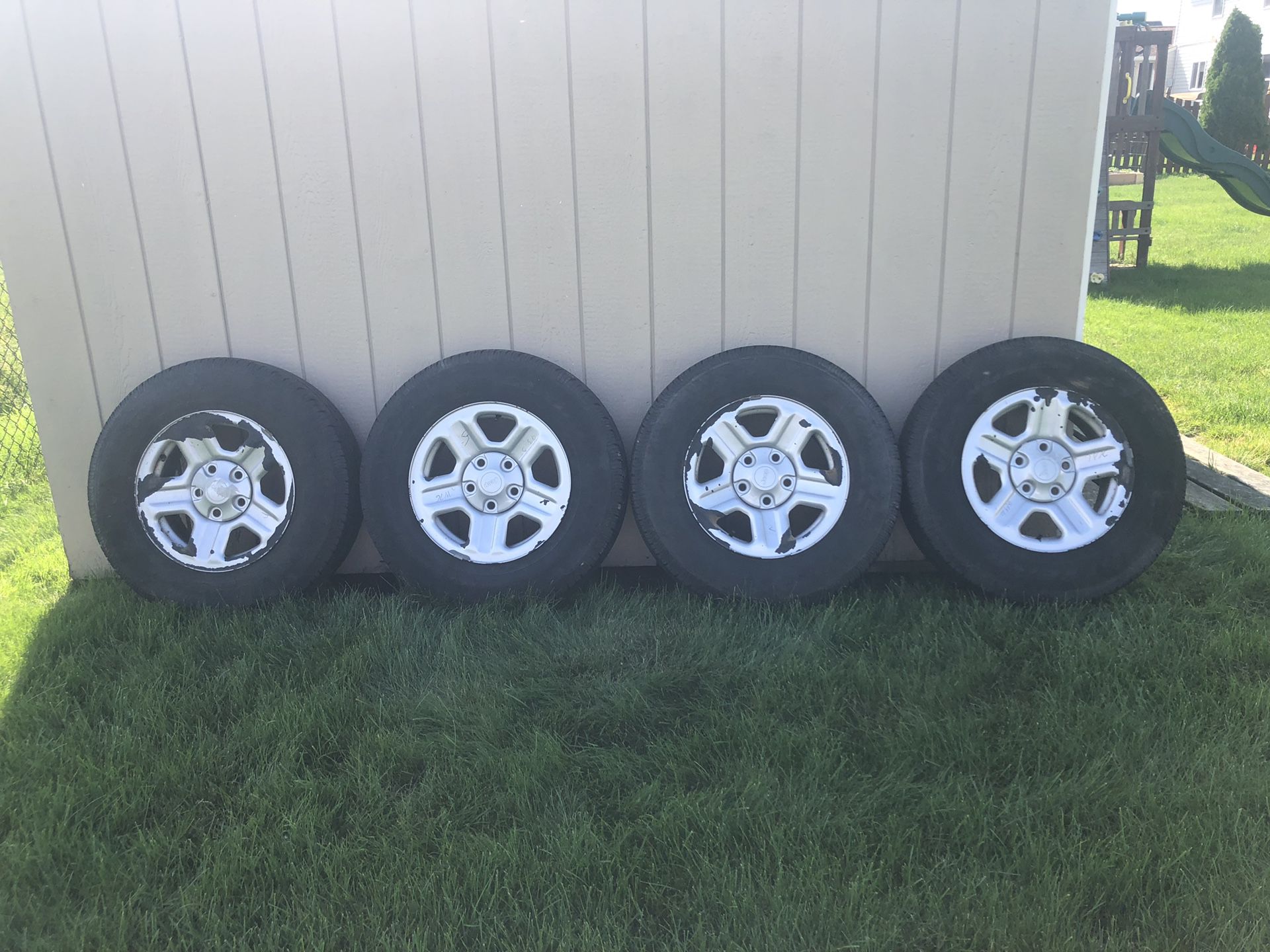 Jeep totes with rims 225/75R16