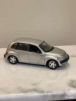 Classic 2001 Chrysler PT Cruiser 1:24 Die Cast Model Car