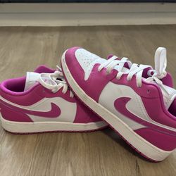 6.5Y AJ 1's Fire Pink & White