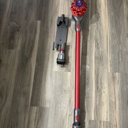 Dyson V8